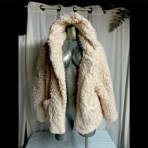 Super fluffy coat, no buttons or hooks. Size L wrap around that fits S/M also
